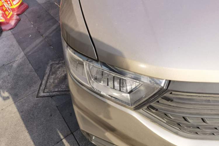 Used Wuling Hongguang V 2022 1.5L Jingqu Edition Electric-Assist LAR Right Front Headlight