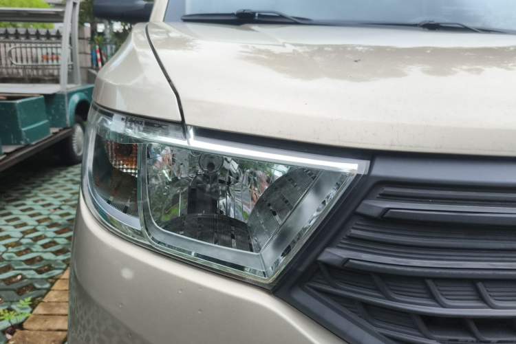 Used Wuling Hongguang V 2022 1.5L Jingqu Edition Electric-Assist LAR Right Front Headlight