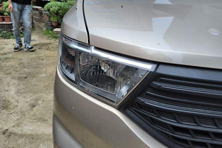 Used Wuling Hongguang V 2022 1.5L Jingqu Edition Electric-Assist LAR Right Front Headlight