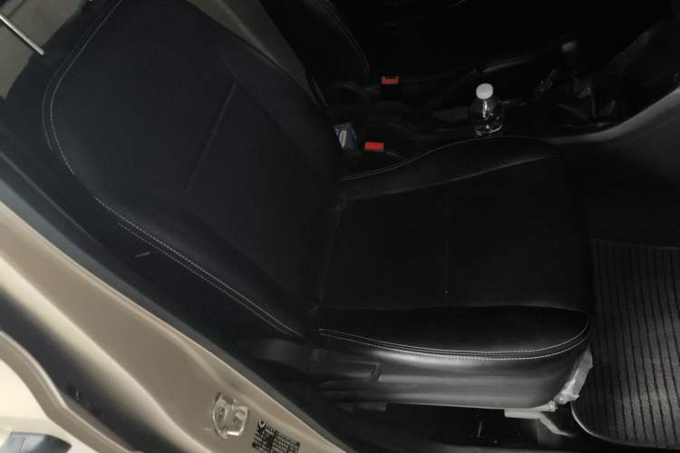 Used Wuling Hongguang V 2022 1.5L Jingqu Edition Enclosed-Window Vehicle with Hydraulic Power Steering LAR Right Front Seat
