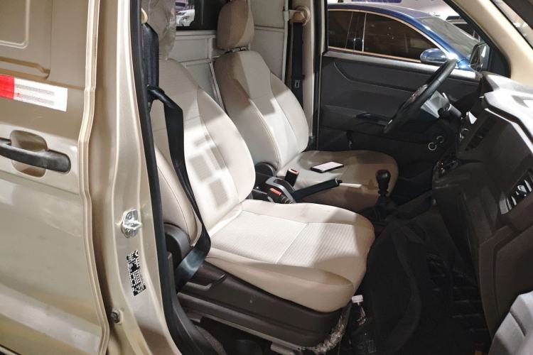 Used Wuling Hongguang V 2022 1.5L Jingqu Edition Enclosed-Window Vehicle with Electric Power Steering LAR Right Front Seat