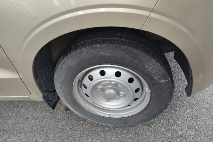 Used Wuling Hongguang V 2022 1.5L Jingqu Edition Electric-Assist LAR Right Front Wheel Hub