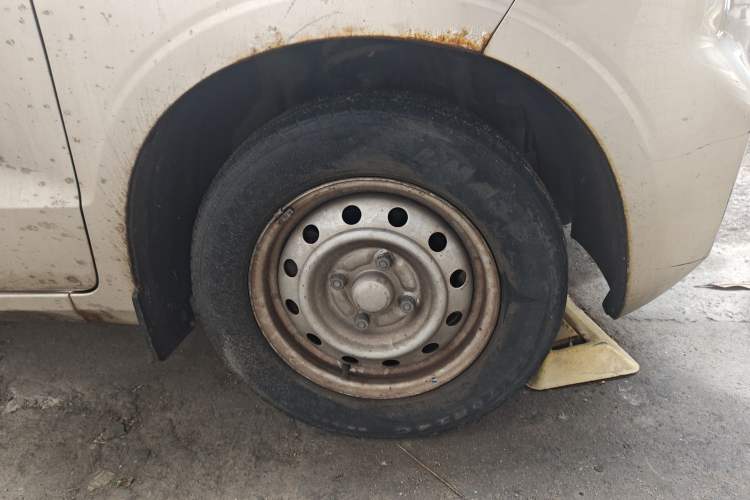 Used Wuling Hongguang V 2022 1.5L Jingqu Edition Enclosed-Window Vehicle with Hydraulic Power Steering LAR Right Front Wheel Hub