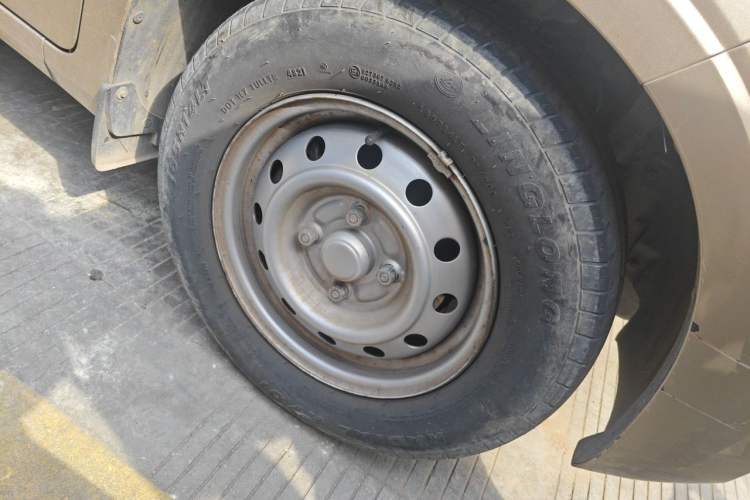 Used Wuling Hongguang V 2022 1.5L Jingqu Edition Electric-Assist LAR Right Front Wheel Hub