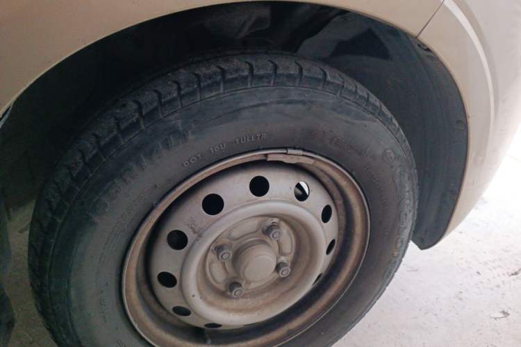 Used Wuling Hongguang V 2022 1.5L Jingqu Edition Enclosed-Window Vehicle with Hydraulic Power Steering LAR Right Front Wheel Hub