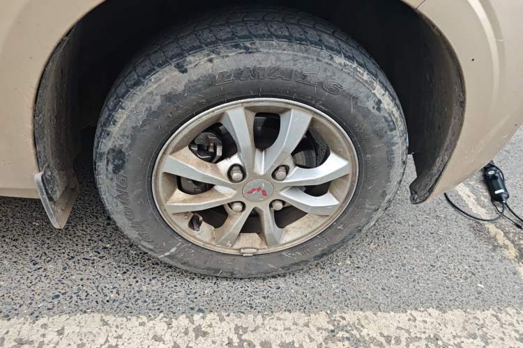 Used Wuling Hongguang V 2022 1.5L Jingqu Edition Electric-Assist LAR Right Front Wheel Hub