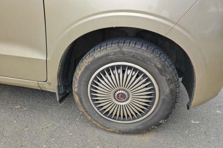 Used Wuling Hongguang V 2022 1.5L Jingqu Edition Electric-Assist LAR Right Front Wheel Hub
