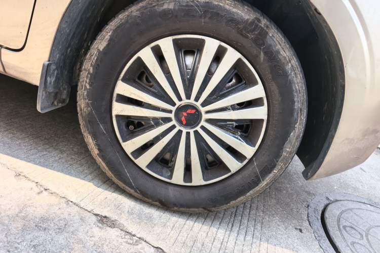 Used Wuling Hongguang V 2022 1.5L Jingqu Edition Electric-Assist LAR Right Front Wheel Hub