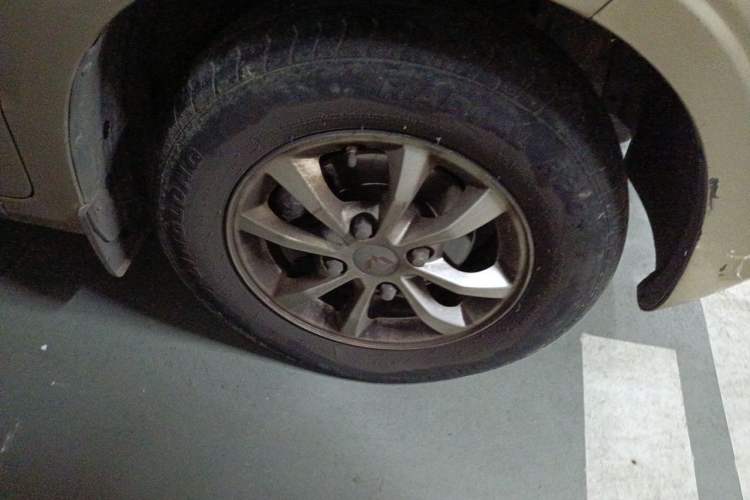 Used Wuling Hongguang V 2022 1.5L Jingqu Edition Electric-Assist LAR Right Front Wheel Hub