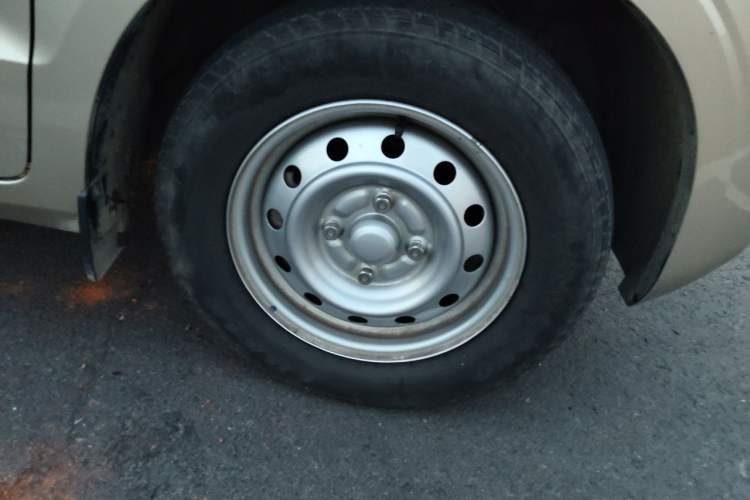 Used Wuling Hongguang V 2022 1.5L Jingqu Edition Electric-Assist LAR Right Front Wheel Hub
