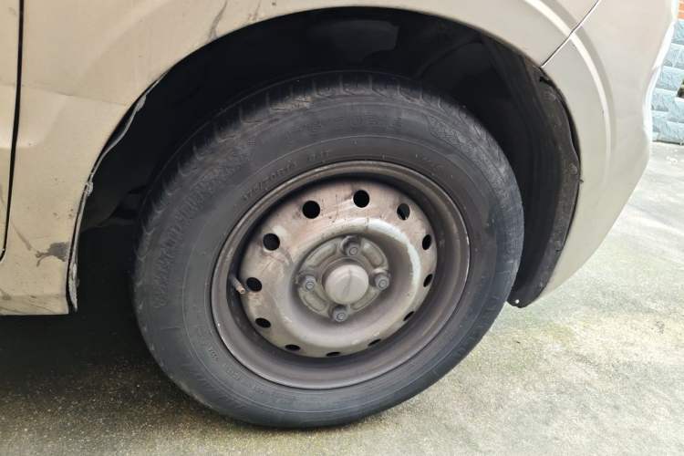 Used Wuling Hongguang V 2022 1.5L Jingqu Edition Electric-Assist LAR Right Front Wheel Hub