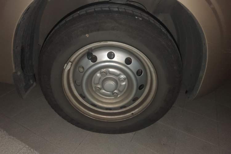 Used Wuling Hongguang V 2022 1.5L Jingqu Version Hydraulic Power Steering LAR Right Front Wheel Hub