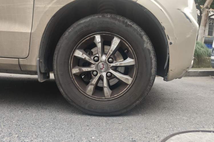 Used Wuling Hongguang V 2022 1.5L Jingqu Edition Electric-Assist LAR Right Front Wheel Hub