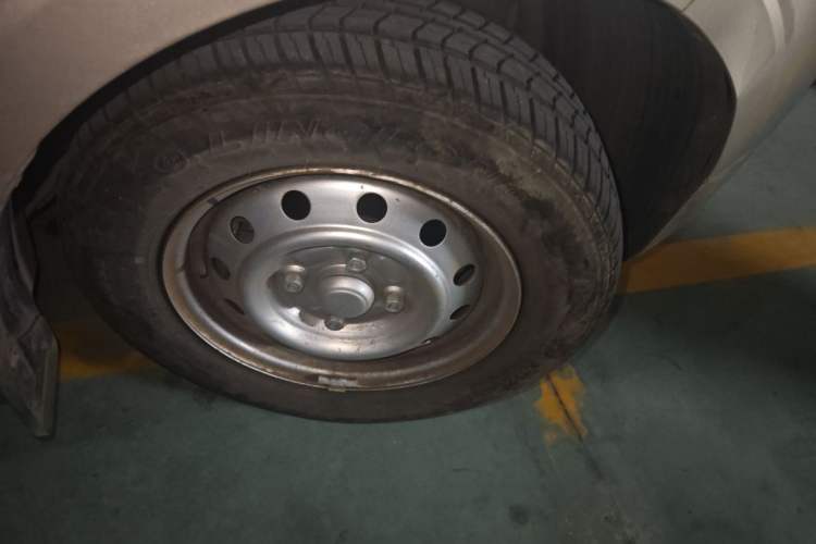 Used Wuling Hongguang V 2022 1.5L Jingqu Edition Electric-Assist LAR Right Front Wheel Hub