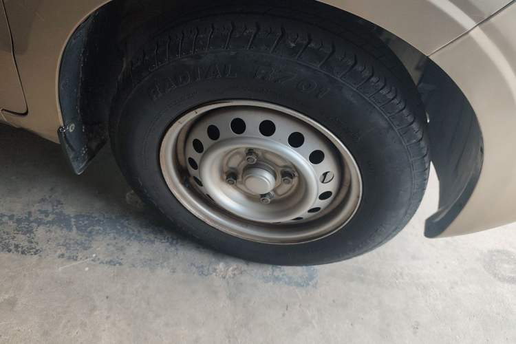Used Wuling Hongguang V 2022 1.5L Jingqu Edition Electric-Assist LAR Right Front Wheel Hub