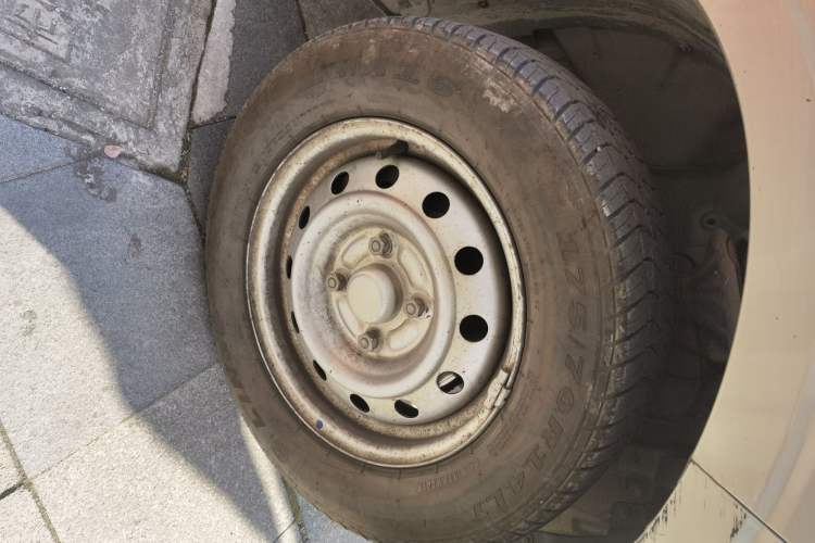 Used Wuling Hongguang V 2022 1.5L Jingqu Edition Electric-Assist LAR Right Front Wheel Hub