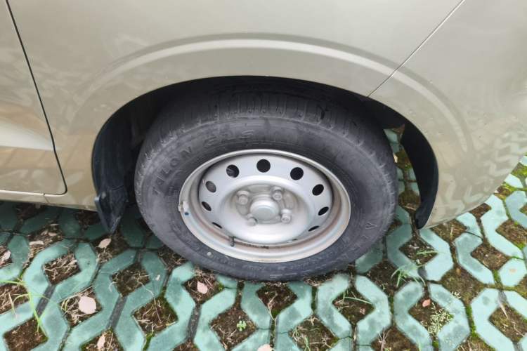Used Wuling Hongguang V 2022 1.5L Jingqu Edition Electric-Assist LAR Right Front Wheel Hub