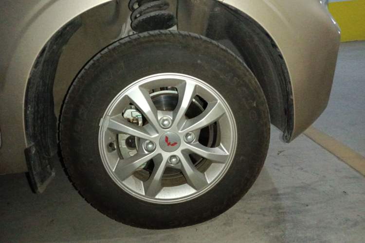 Used Wuling Hongguang V 2022 1.5L Enjoy Edition Electric-Powered LAR Right Front Wheel Hub
