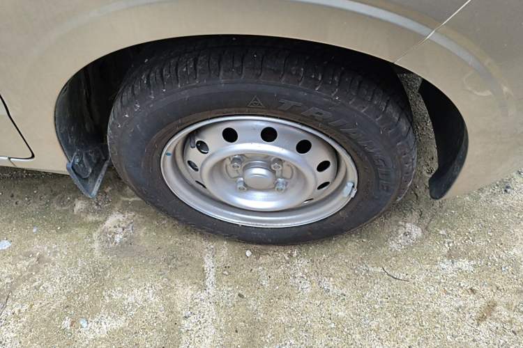 Used Wuling Hongguang V 2022 1.5L Jingqu Edition Electric-Assist LAR Right Front Wheel Hub