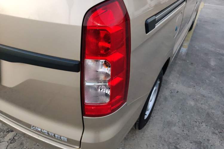 Used Wuling Hongguang V 2022 1.5L Jingqu Edition Electric-Assist LAR Right Rear Taillight