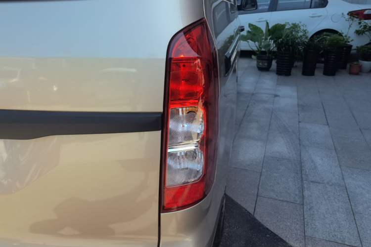 Used Wuling Hongguang V 2022 1.5L Jingqu Edition Electric-Assist LAR Right Rear Taillight