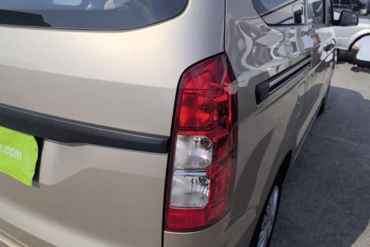 Used Wuling Hongguang V 2022 1.5L Jingqu Edition Electric-Assist LAR Right Rear Taillight