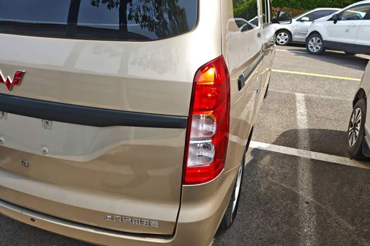 Used Wuling Hongguang V 2022 1.5L Jingqu Edition Electric-Assist LAR Right Rear Taillight