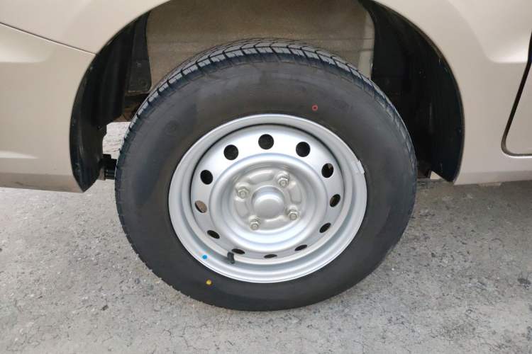 Used Wuling Hongguang V 2022 1.5L Jingqu Edition Electric-Assist LAR Right Rear Wheel Hub