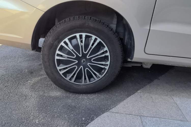 Used Wuling Hongguang V 2022 1.5L Jingqu Edition Electric-Assist LAR Right Rear Wheel Hub