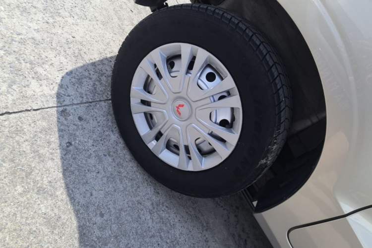 Used Wuling Hongguang V 2022 1.5L Jingqu Edition Electric-Assist LAR Right Rear Wheel Hub