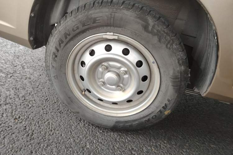 Used Wuling Hongguang V 2022 1.5L Jingqu Edition Electric-Assist LAR Right Rear Wheel Hub