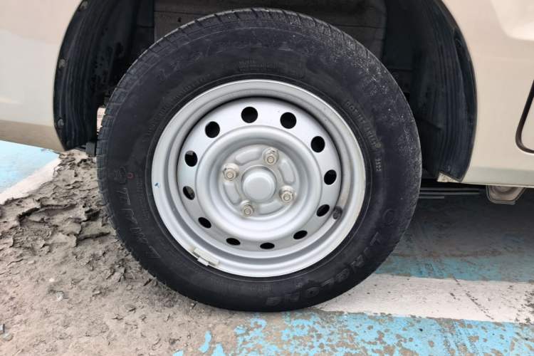 Used Wuling Hongguang V 2022 1.5L Jingqu Edition Electric-Assist LAR Right Rear Wheel Hub