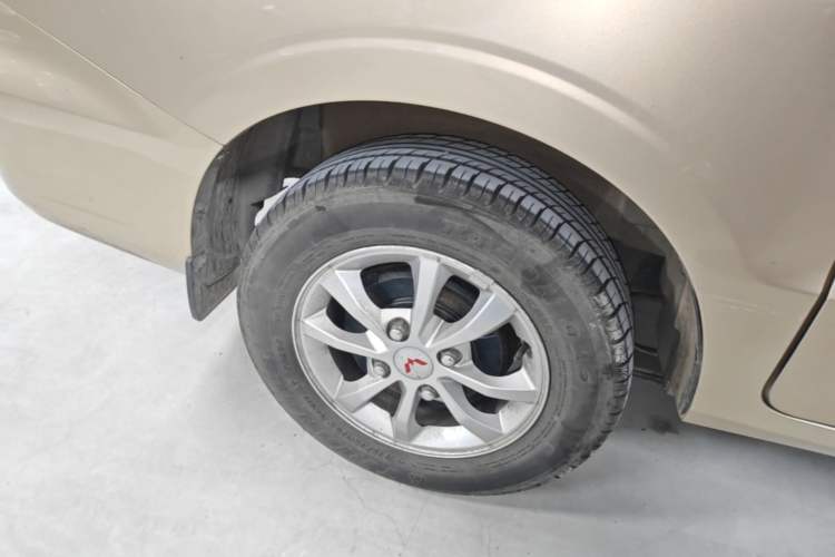 Used Wuling Hongguang V 2022 1.5L Enjoy Edition Electric-Powered LAR Right Rear Wheel Hub