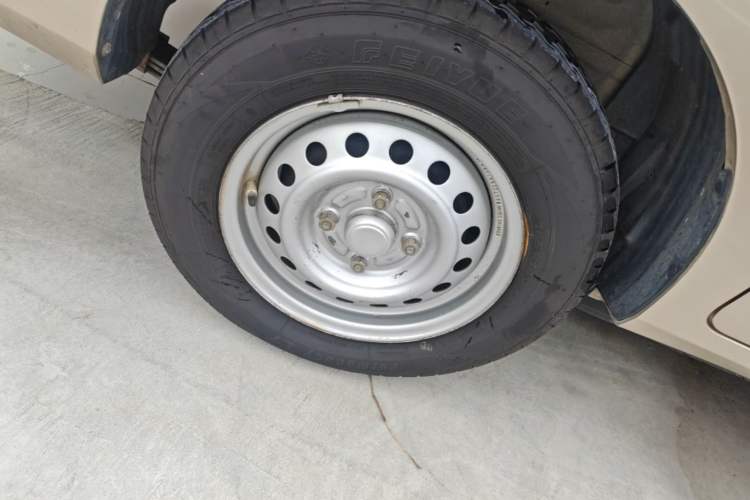 Used Wuling Hongguang V 2022 1.5L Jingqu Edition Electric-Assist LAR Right Rear Wheel Hub