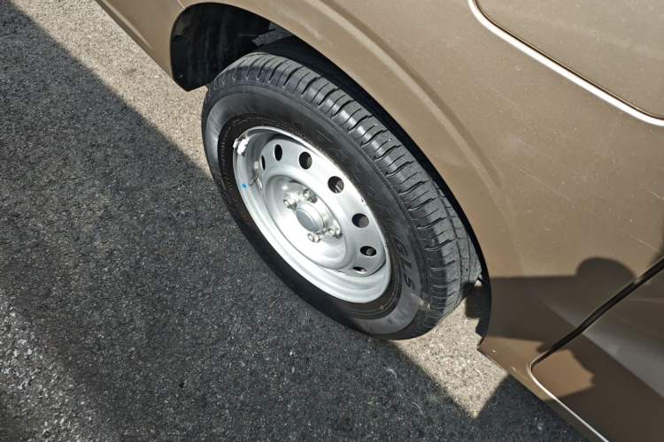 Used Wuling Hongguang V 2022 1.5L Jingqu Edition Electric-Assist LAR Right Rear Wheel Hub