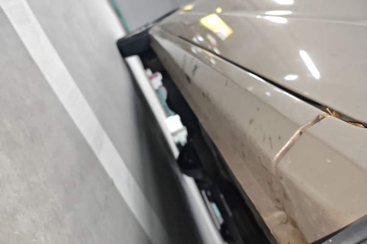 Used Wuling Hongguang V 2022 1.5L Enjoy Edition Electric-Powered LAR Right Side Sill