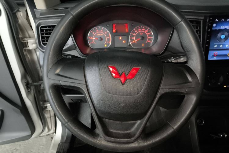Used Wuling Hongguang V 2022 1.5L Jingqu Edition Enclosed-Window Vehicle with Hydraulic Power Steering LAR Steering Wheel