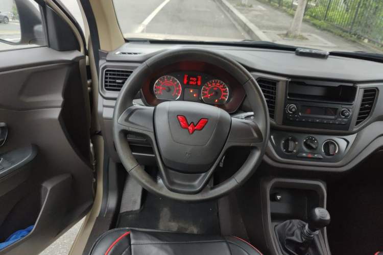 Used Wuling Hongguang V 2022 1.5L Jingqu Edition Electric-Assist LAR Steering Wheel