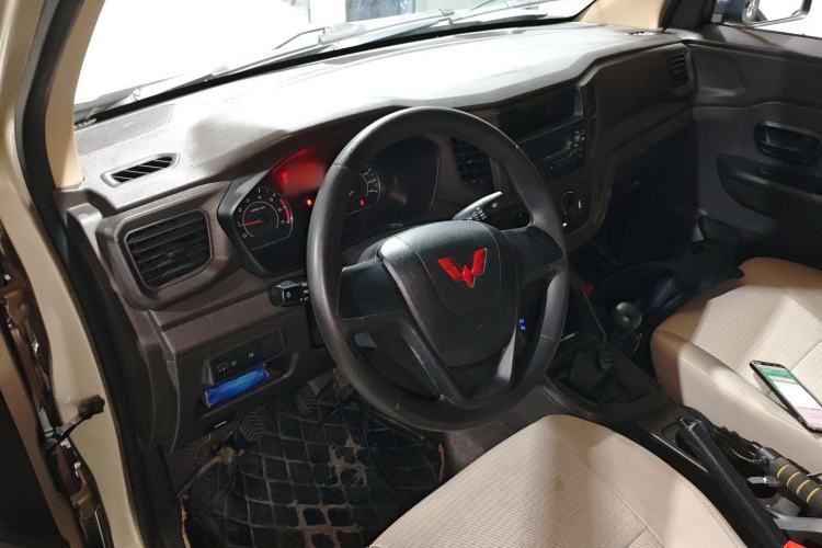 Used Wuling Hongguang V 2022 1.5L Jingqu Edition Enclosed-Window Vehicle with Electric Power Steering LAR Steering Wheel