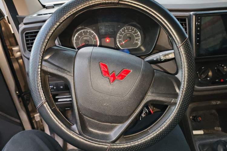 Used Wuling Hongguang V 2022 1.5L Jingqu Edition Electric-Assist LAR Steering Wheel