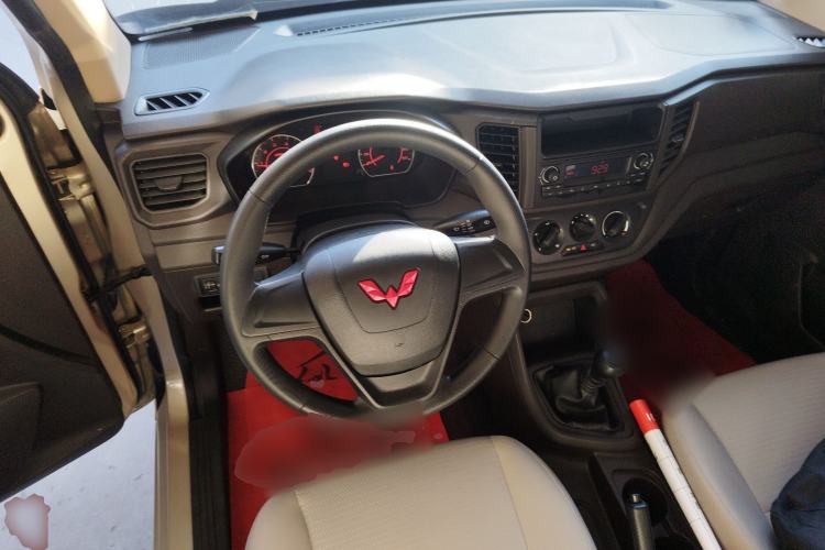 Used Wuling Hongguang V 2022 1.5L Jingqu Edition Enclosed-Window Vehicle with Electric Power Steering LAR Steering Wheel