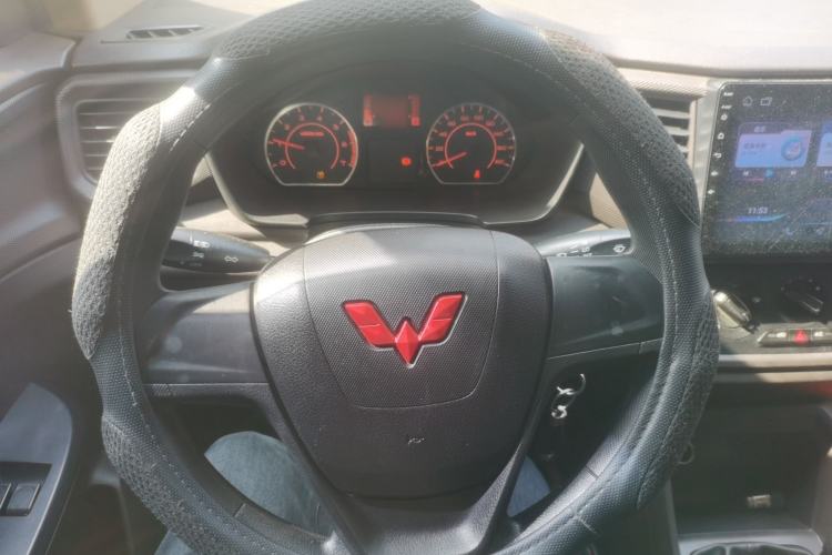 Used Wuling Hongguang V 2022 1.5L Jingqu Version Hydraulic Power Steering LAR Steering Wheel