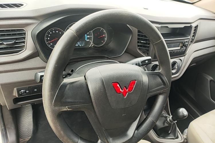 Used Wuling Hongguang V 2022 1.5L Enjoy Edition Hydraulic Power Steering LAR Steering Wheel