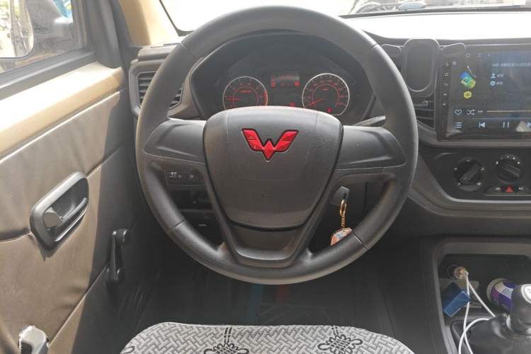 Used Wuling Hongguang V 2022 1.5L Jingqu Edition Electric-Assist LAR Steering Wheel