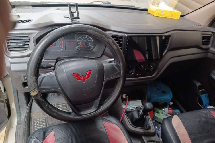 Used Wuling Hongguang V 2022 1.5L Jingqu Edition Enclosed-Window Vehicle with Hydraulic Power Steering LAR Steering Wheel