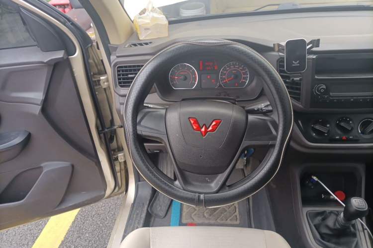 Used Wuling Hongguang V 2022 1.5L Jingqu Edition Electric-Assist LAR Steering Wheel