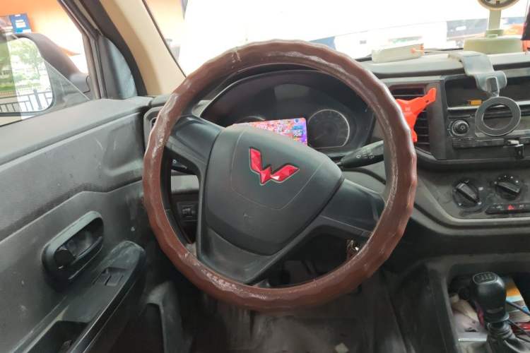 Used Wuling Hongguang V 2022 1.5L Jingqu Version Hydraulic Power Steering LAR Steering Wheel