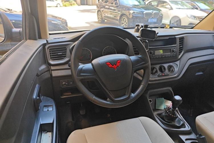 Used Wuling Hongguang V 2022 1.5L Jingqu Version Hydraulic Power Steering LAR Steering Wheel