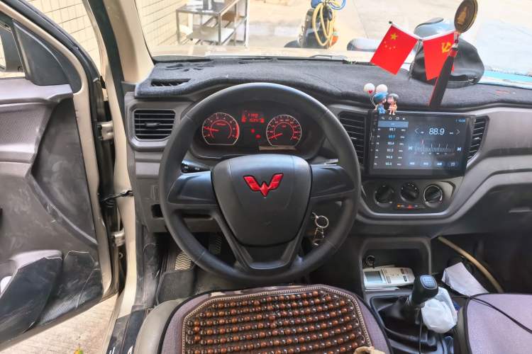 Used Wuling Hongguang V 2022 1.5L Jingqu Edition Electric-Assist LAR Steering Wheel