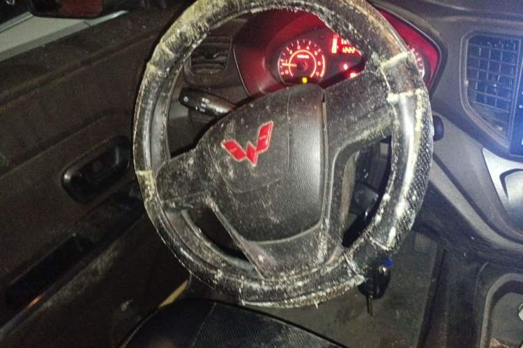 Used Wuling Hongguang V 2022 1.5L Jingqu Edition Electric-Assist LAR Steering Wheel